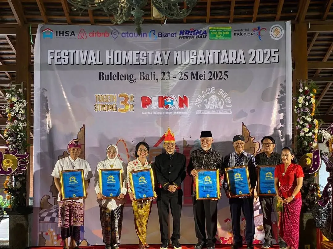 Gubernur Mahyeldi Terima IHSA Award 2025 sebagai Tokoh Pengembangan Usaha Homestay Wilayah Provinsi