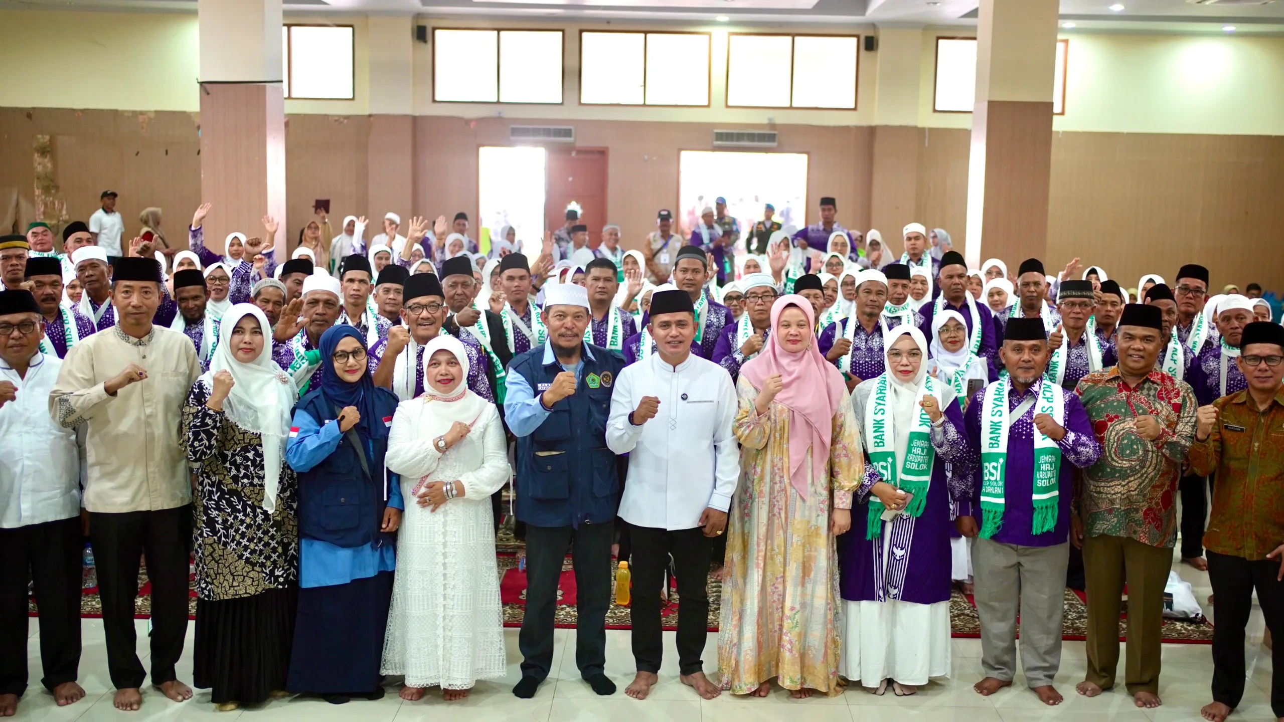 Kemenag Bersama Bupati Solok Lepas Keberangkatan Jamaah Haji Kloter 13 Tahun 1446 H/2025 M di Kabupaten Solok