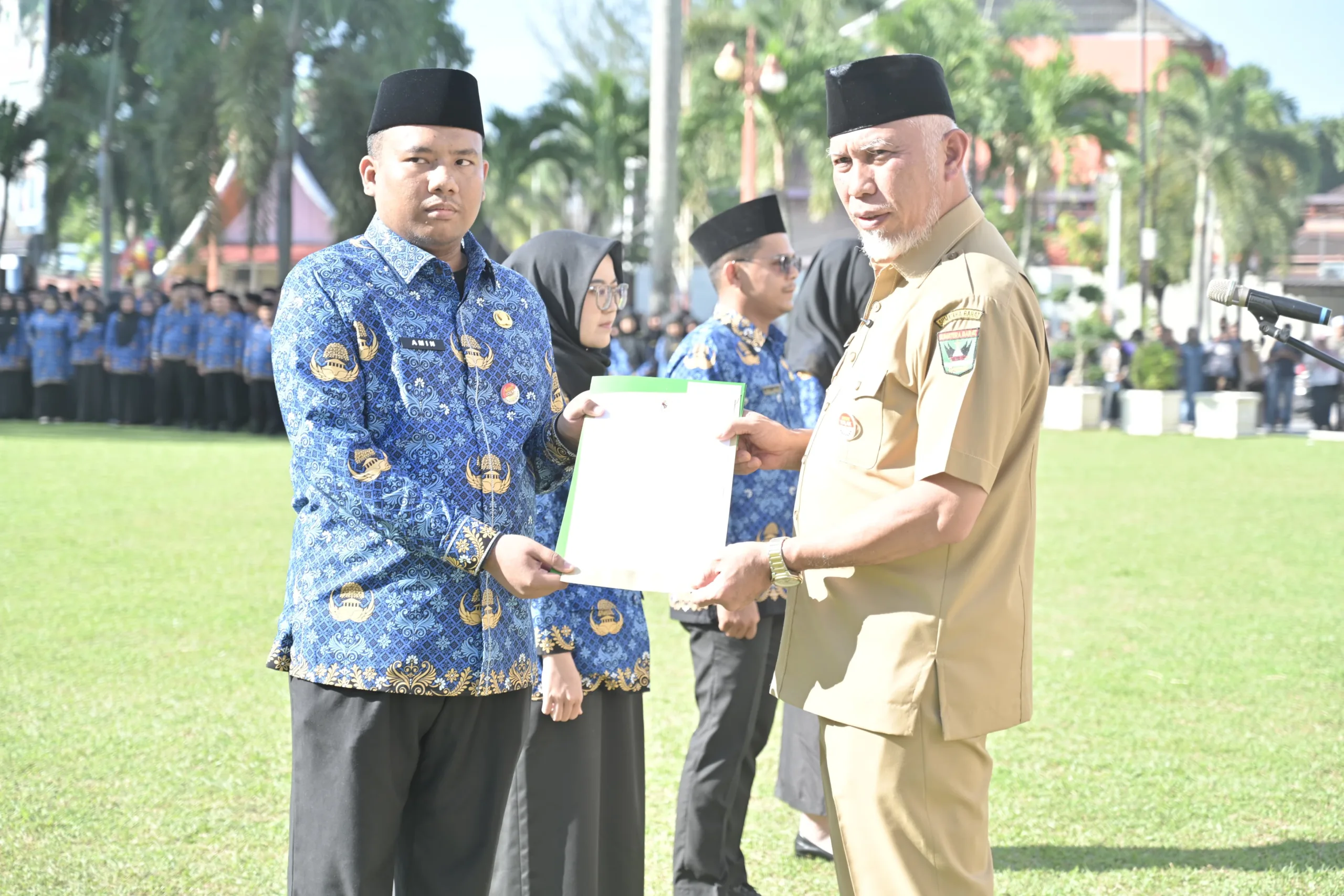 Gubernur Mahyeldi Serahkan 1.475 SK ASN Baru, Mahyeldi: ASN Itu Pelayan dan Pemersatu Bangsa