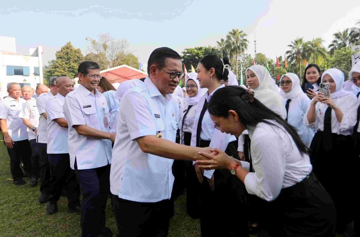 Gubernur Pramono Serahkan 3.419 SK CPNS