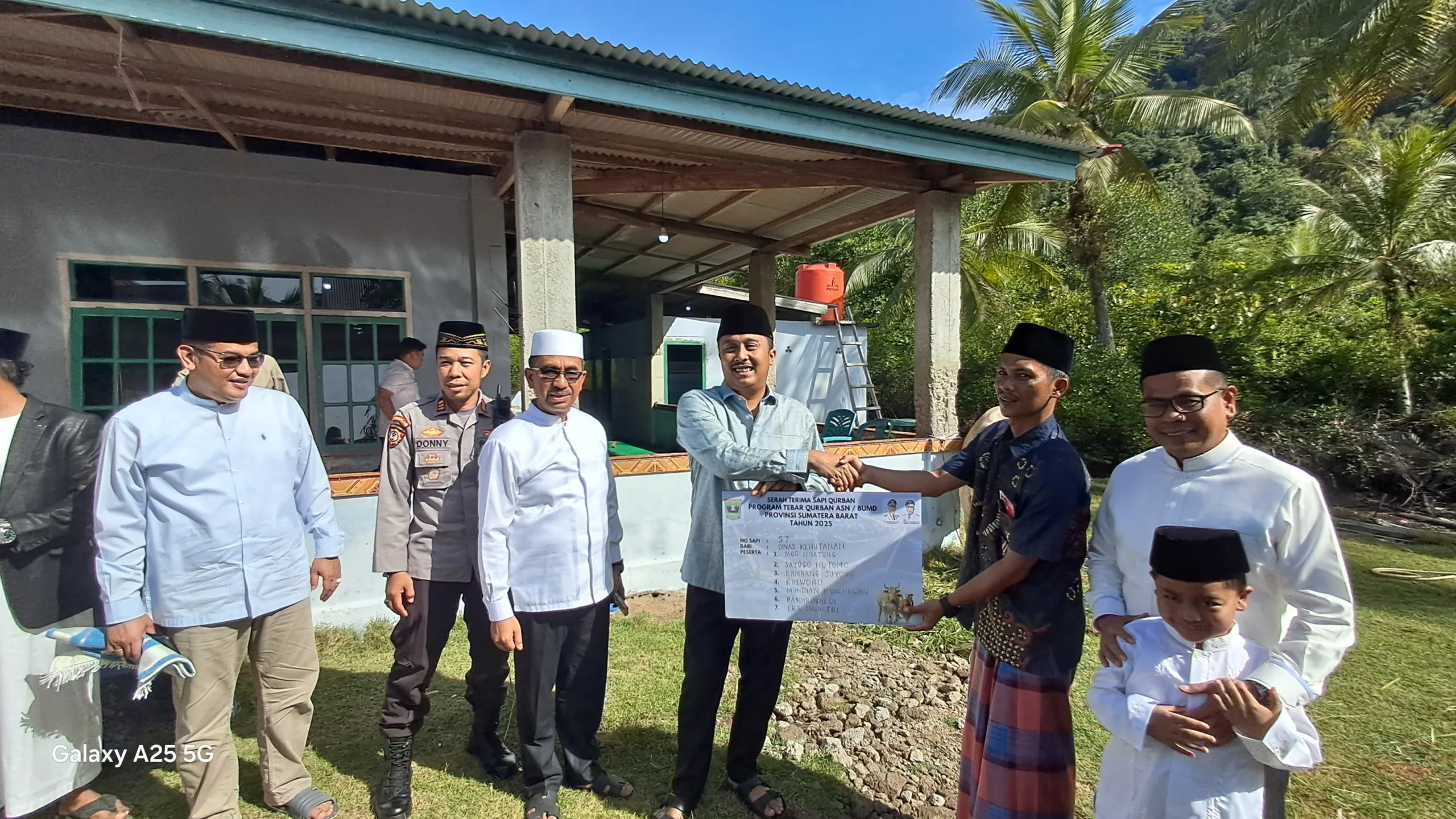 Wagub Sumbar Vasko Ruseimy Salat Id dan Serahkan Kurban di Masjid Nurul Huda Sungai Nyalo Pessel