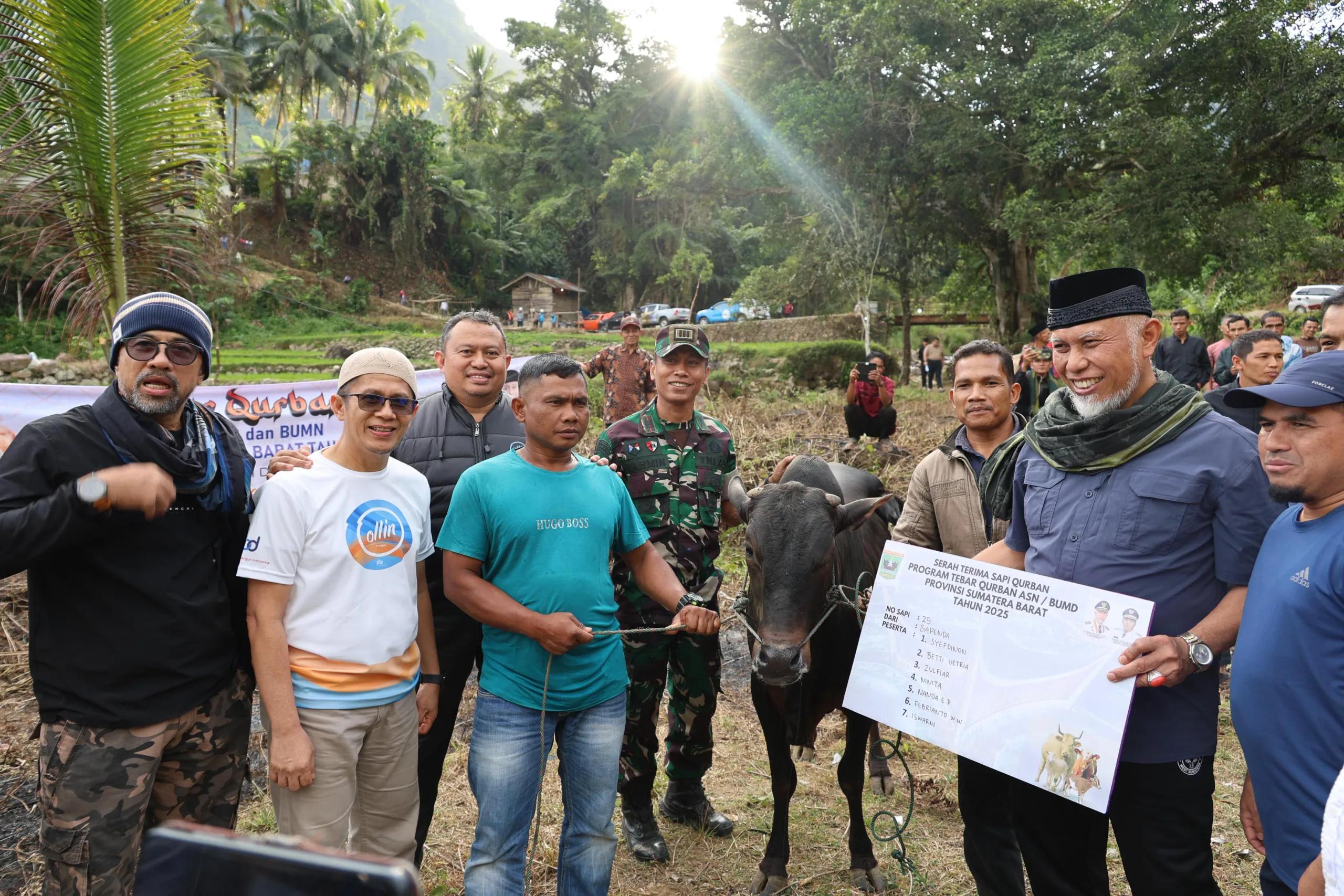 Didampingi Wakil Bupati, Gubernur Mahyeldi Serahkan Sapi Qurban untuk Masyarakat Kabupaten Solok