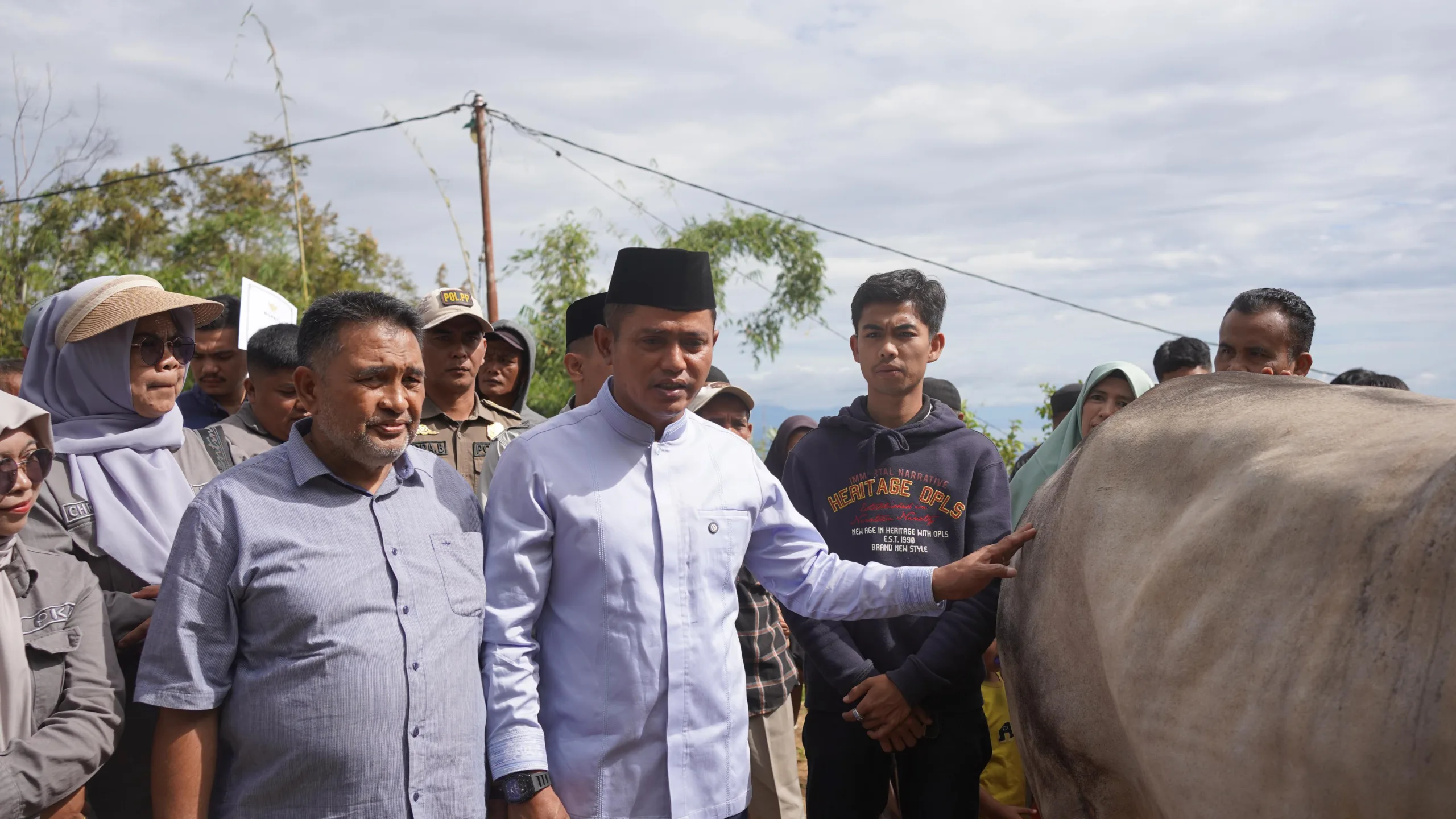 Bupati Solok Hadiri Prosesi Penyembelihan Hewan Kurban dari Presiden RI di Nagari Koto Laweh