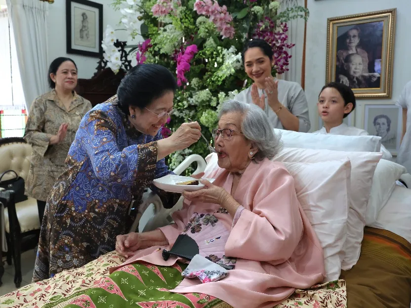 Momen Hangat Megawati Suapi Kue ke Meriyati Hoegeng yang Rayakan Ultah Ke-100