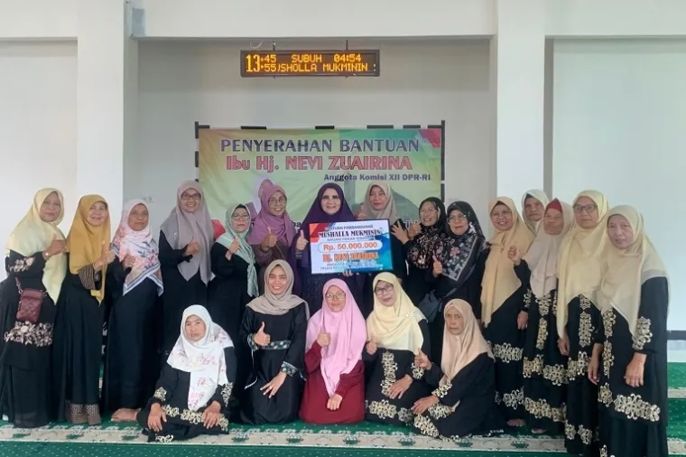 ‎Hj. Nevi Zuairina Serahkan Bantuan TJSL Musholla di Agam: Wujud Perhatian terhadap Pembangunan Spiritual