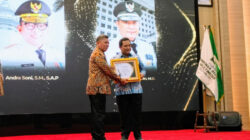 Dirjen Polpum Kemendagri Bahtiar Dianugerahi Penghargaan Pena Emas