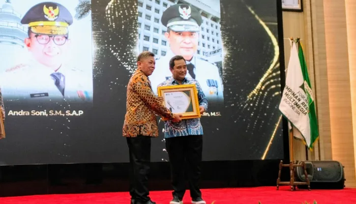 Dirjen Polpum Kemendagri Bahtiar Dianugerahi Penghargaan Pena Emas