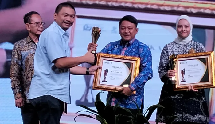 Sukses Transformasi Air Bersih di Kota Bekasi, Dirut Tirta Patriot Dianugerahi Penghargaan Pemimpin Visioner 2025