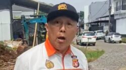 Warga Berseragam FKPM Terciduk Kamera Menyundul Ketua RT Saat Cekcok Proyek Pemprov di Kalideres