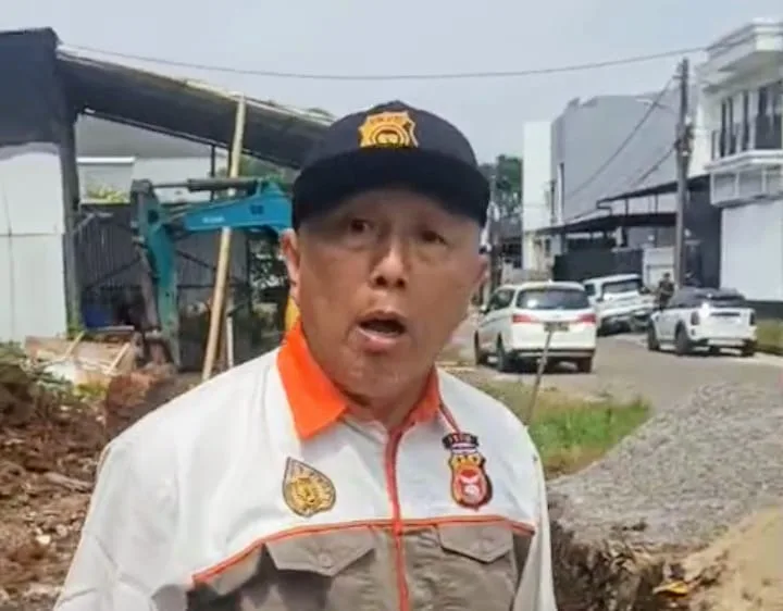 Warga Berseragam FKPM Terciduk Kamera Menyundul Ketua RT Saat Cekcok Proyek Pemprov di Kalideres