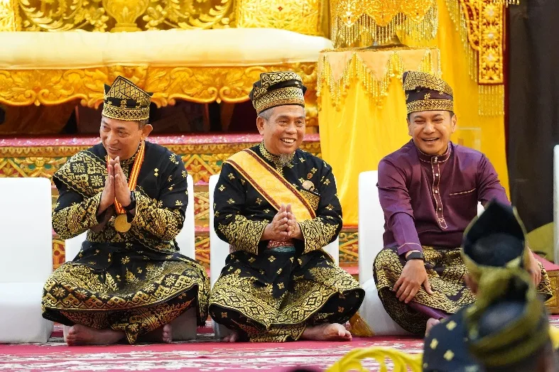 Terima Anugerah Adat Ingatan Budi dari LAM Riau, Kapolri Jenderal Sigit: Pengabdian Berakar pada Nilai-Nilai Luhur