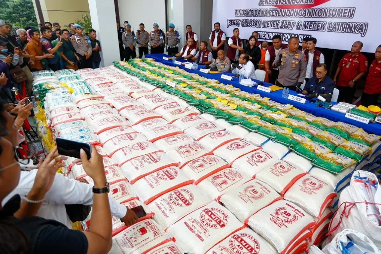 Polda Riau Bongkar Beras Oplosan, Wakajati: Bukti Negara Hadir Lindungi Konsumen!