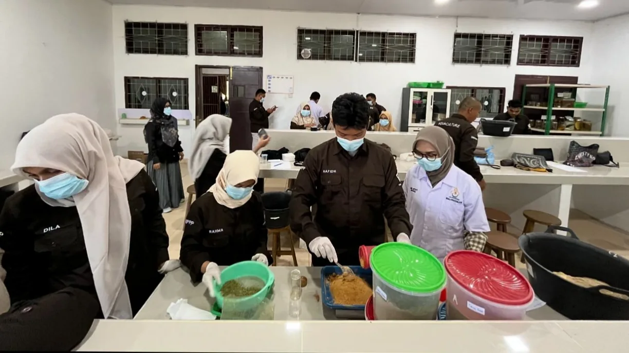 Sinergi Kampus dan Pemda: Akuakultur Unimal Edukasi Penyuluh Tentang Pakan Ikan Berbasis Lokal