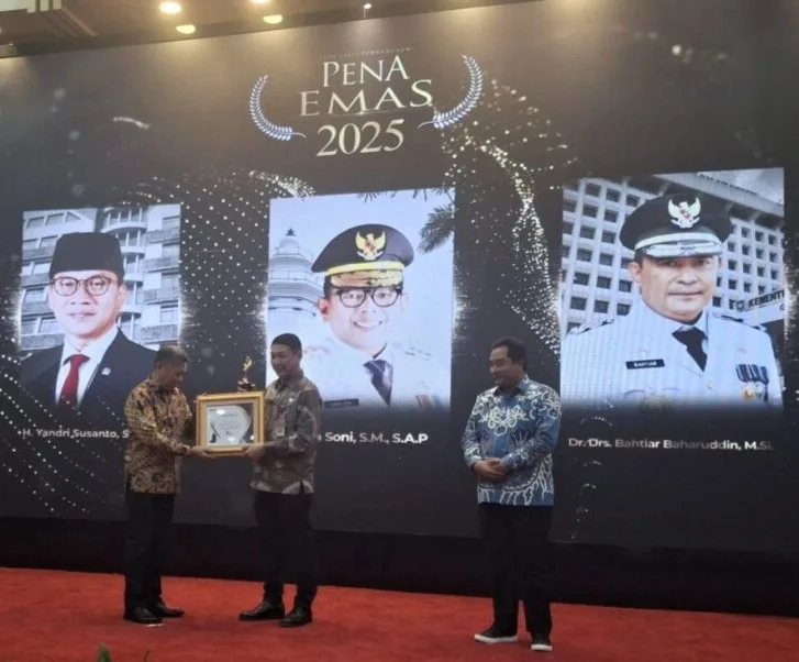 Gubernur Banten Andra Soni Raih Pena Emas 2025 Forum Pimred Multimedia Indonesia