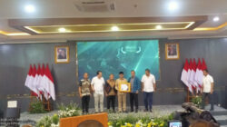 Menteri Desa Yandri Susanto Terima Penghargaan Pena Emas 2025