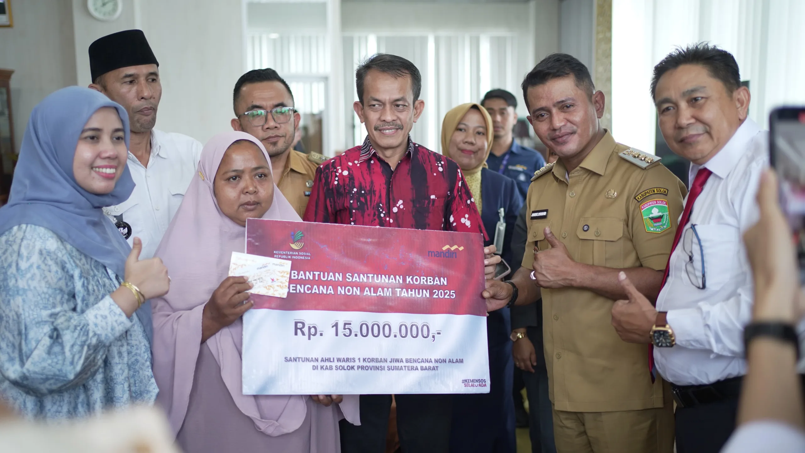 Bupati Solok Serahkan Bantuan dari Kementerian Sosial kepada Korban Kebakaran di Kabupaten Solok