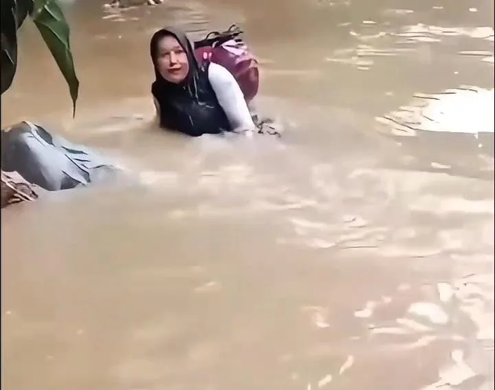 Viral! Bidan di Pasaman Seberangi Sungai Demi Menolong Warga, Wagub Vasko Salut dan Apresiasi