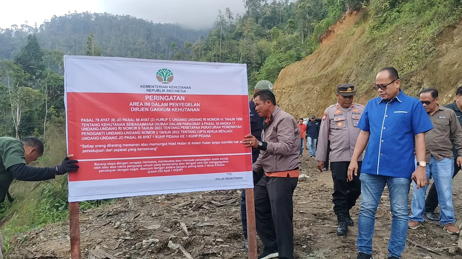 Pengambilan Kayu di Sariek Bayang di Segel, Tim Gabungan Gakkum Kemenhut, Pemkab dan Polres Solok Pasang Plang Penutupan