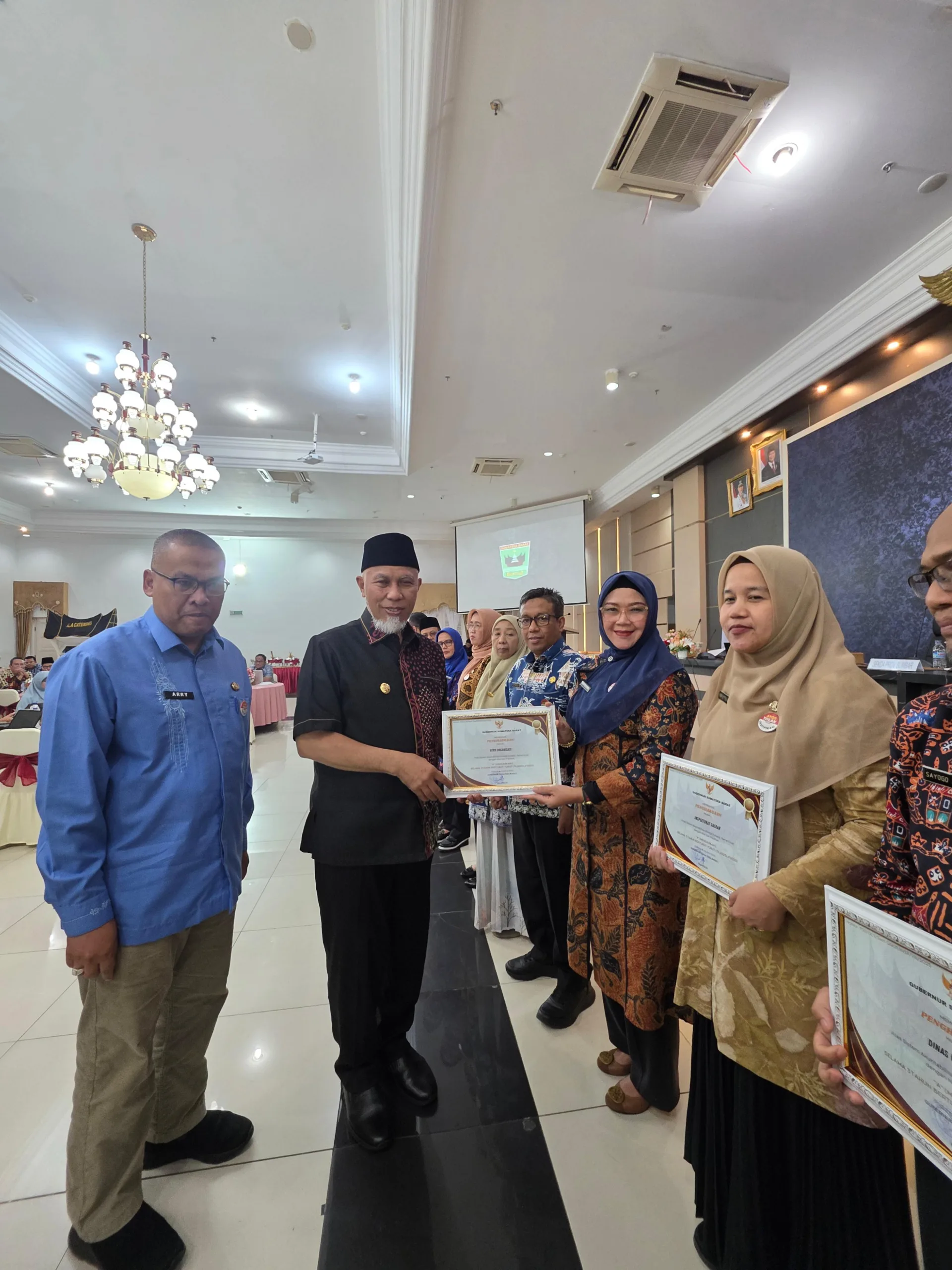 Kepala Biro Organisasi Raih Dua Penghargaan SAKIP, Diserahkan Langsung oleh Gubernur Sumatera Barat