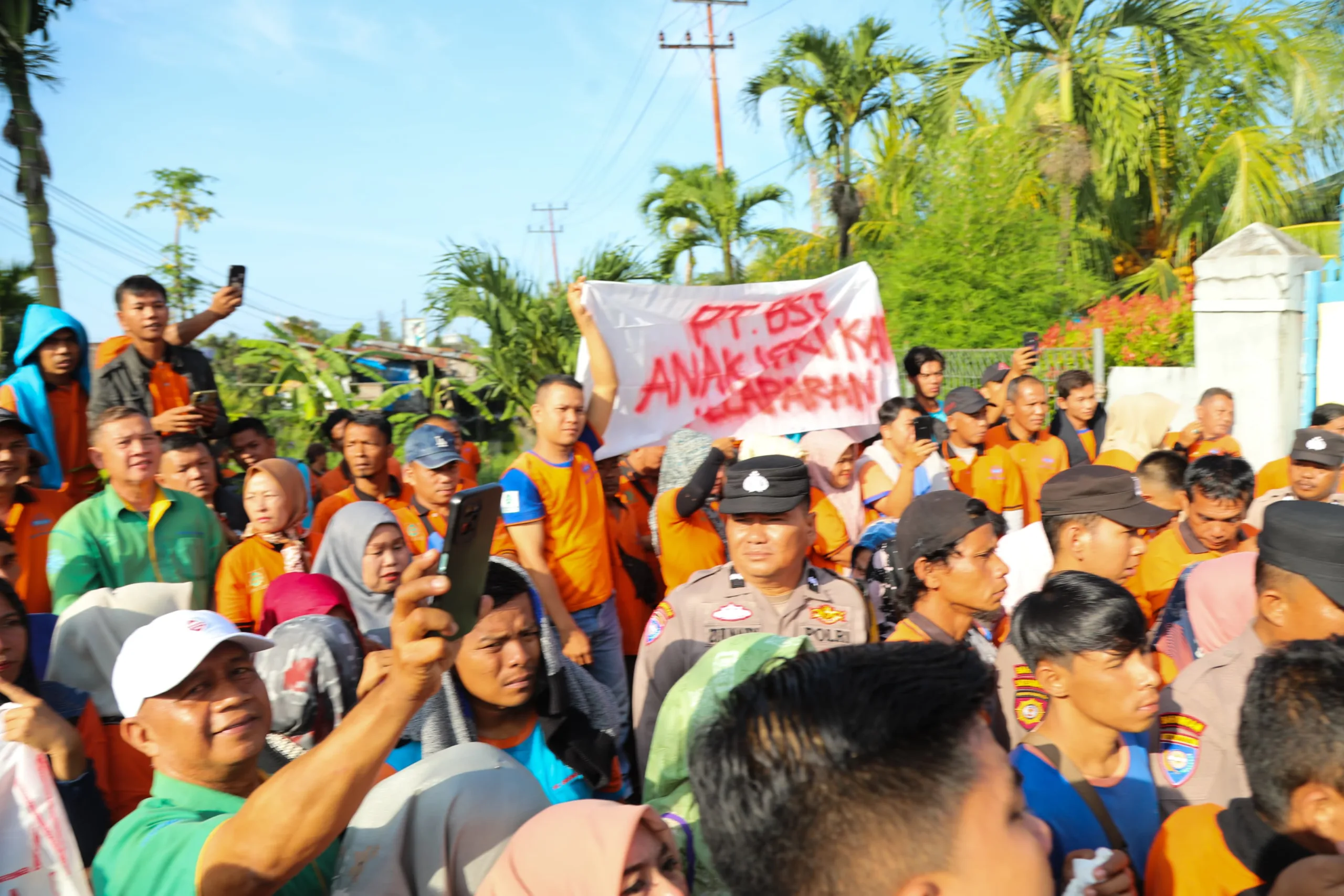 Wamenaker dan Wagub Sumbar Turun Tangan, Ratusan Karyawan PT Bumi Sarimas Tuntut Gaji Empat Bulan