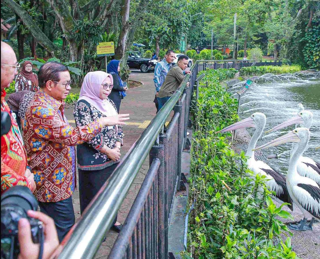 Gubernur Pramono Minta Dibangun Parkir Mobil Bertingkat bagi Pengunjung Kebun Binatang Ragunan