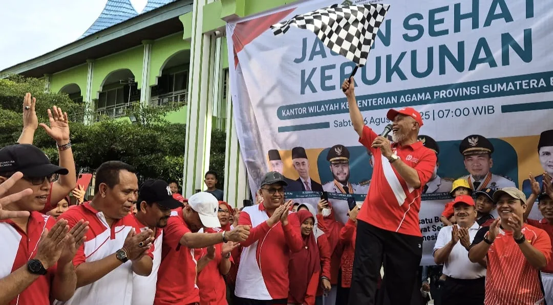Gubernur Sumbar Lepas Ribuan Peserta Jalan Sehat Kerukunan Peringati HUT ke-80 RI