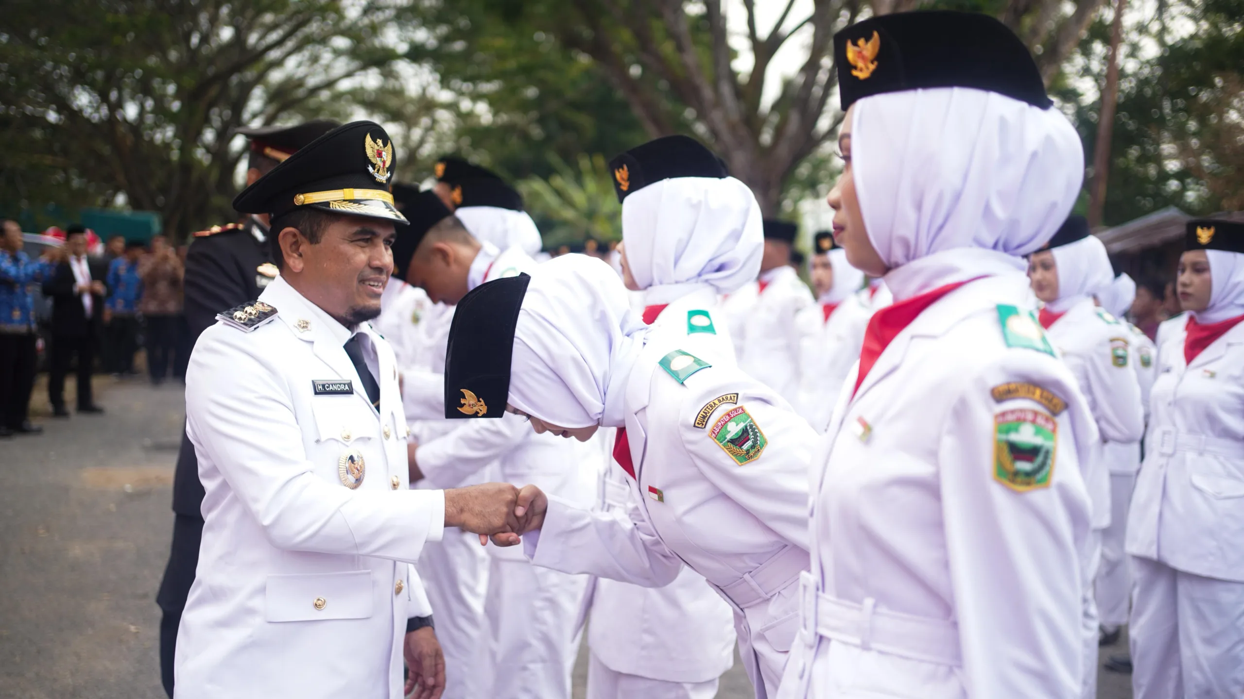 Pimpinan Upacara Penurunan Bendera Merah Putih HUT RI ke- 80 Wakil Bupati Solok