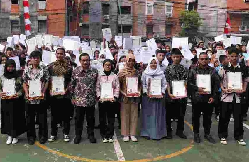 Gubernur Pramono Serahkan Bantuan Pemutihan Ijazah Tahap IV kepada 1.897 Peserta Disik