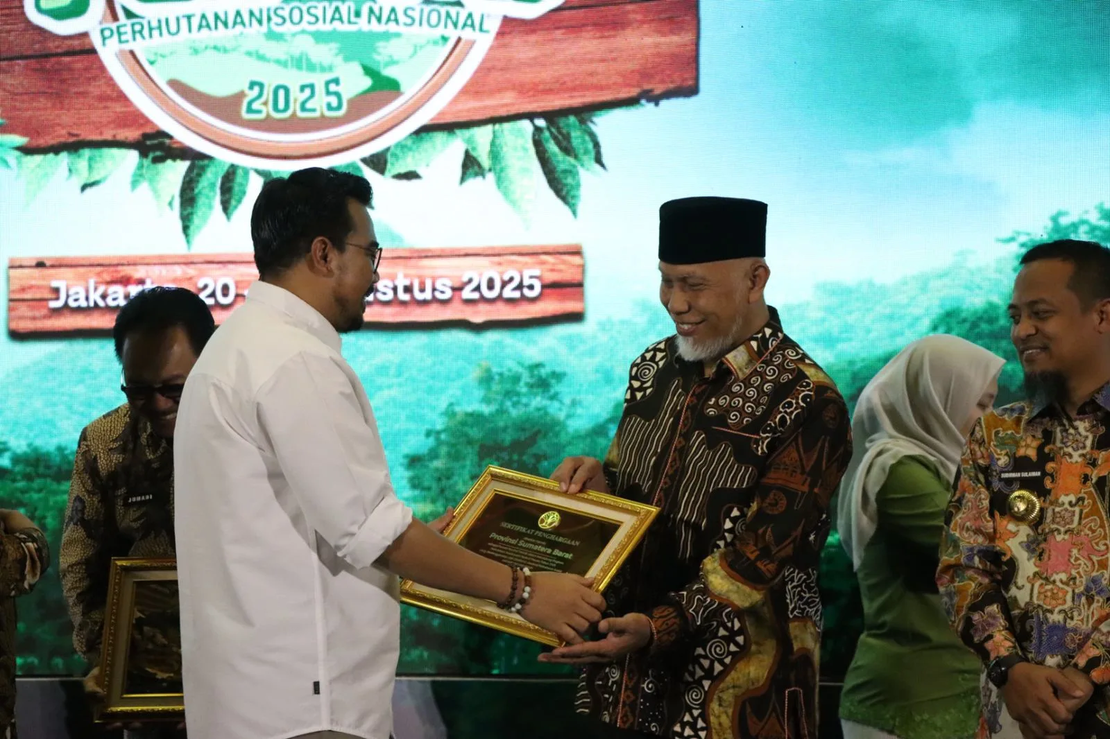 Sumbar Raih Penghargaan Pemerintah Daerah Terbaik di Festival Perhutanan Sosial Nasional 2025