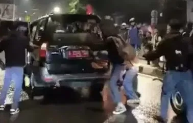 Pembakaran Kantor Polisi di Slipi hingga Pemukulan Sopir Mewarnai Aksi Demo DPR
