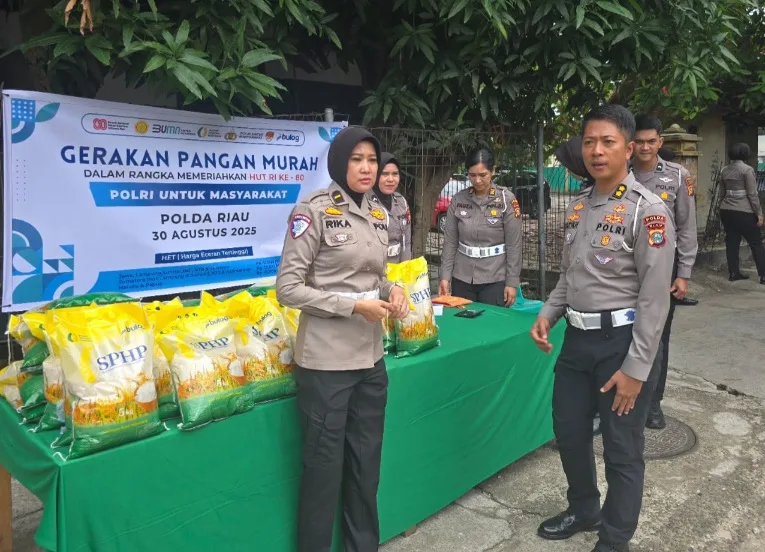 Ditlantas Polda Riau Salurkan 2 Ton Beras dalam Gerakan Pangan Murah