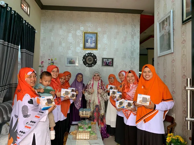 Hj. Nevi Zuairina Serahkan Bantuan Pengeras Suara untuk Komunitas RKI dan Rumah Baca