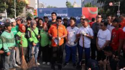 Wagub Rano Karno bersama Warga Lintas Profesi Lakukan Perbaikan Halte Transjakarta yang Rusak Diamuk Demonstran