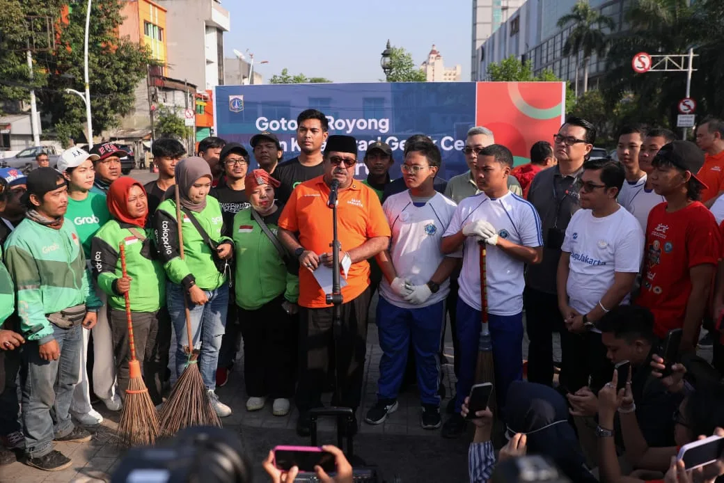 Wagub Rano Karno bersama Warga Lintas Profesi Lakukan Perbaikan Halte Transjakarta yang Rusak Diamuk Demonstran