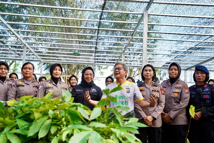 Diajak ke Bank Pohon Polda Riau, Rocky Gerung Sebut Polwan Sebagai Penjaga Perdamaian Negeri