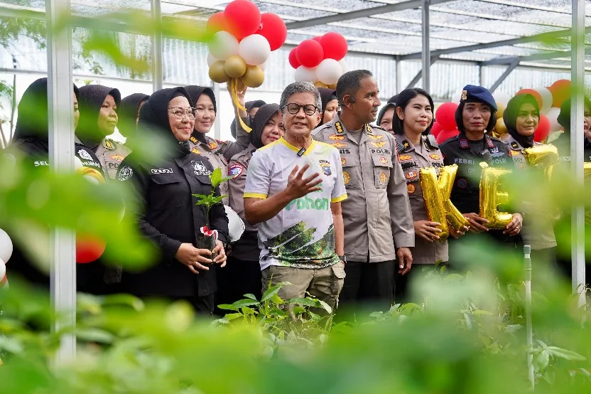 Diajak ke Bank Pohon Polda Riau, Rocky Gerung Sebut Polwan Sebagai Penjaga Perdamaian Negeri