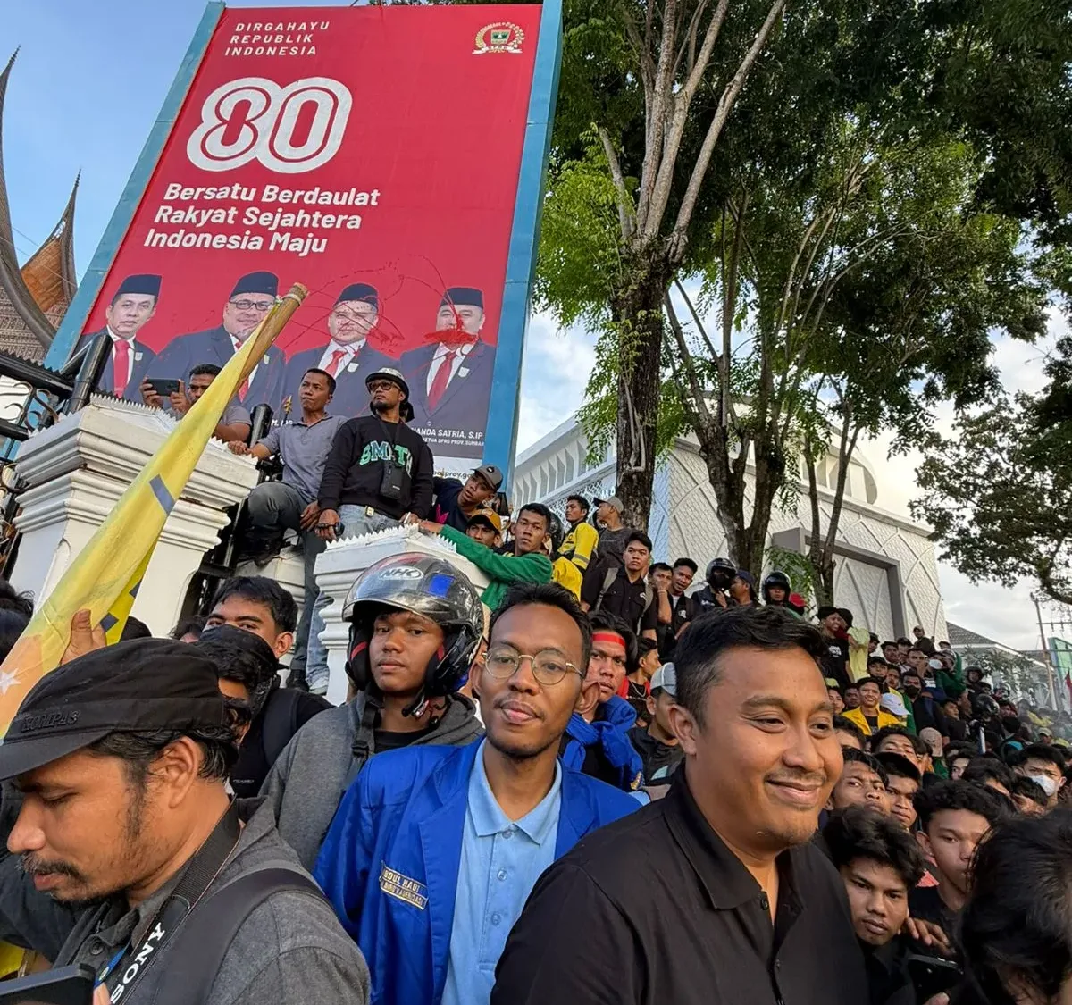 Aksi Damai Mahasiswa di DPRD Sumbar, Wagub Vasko Apresiasi Etika Minangkabau