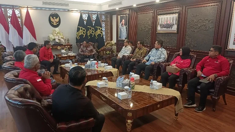 Kemenkum Serahkan Dua SK Pengesahan Kepengurusan DPP PDIP