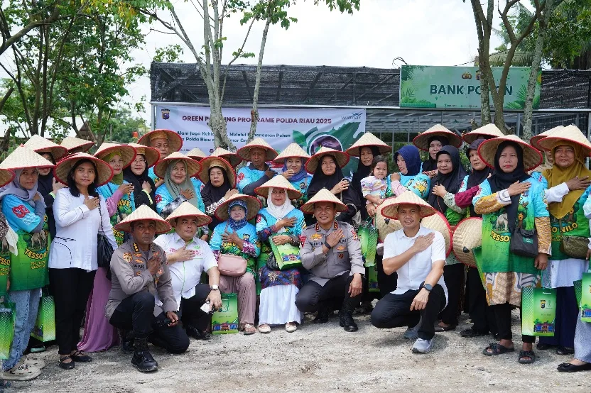 Kapolda Riau Irjen Herry Heryawan Ngobrol Santai Bareng Petani di Tabung  Harmoni Hijau