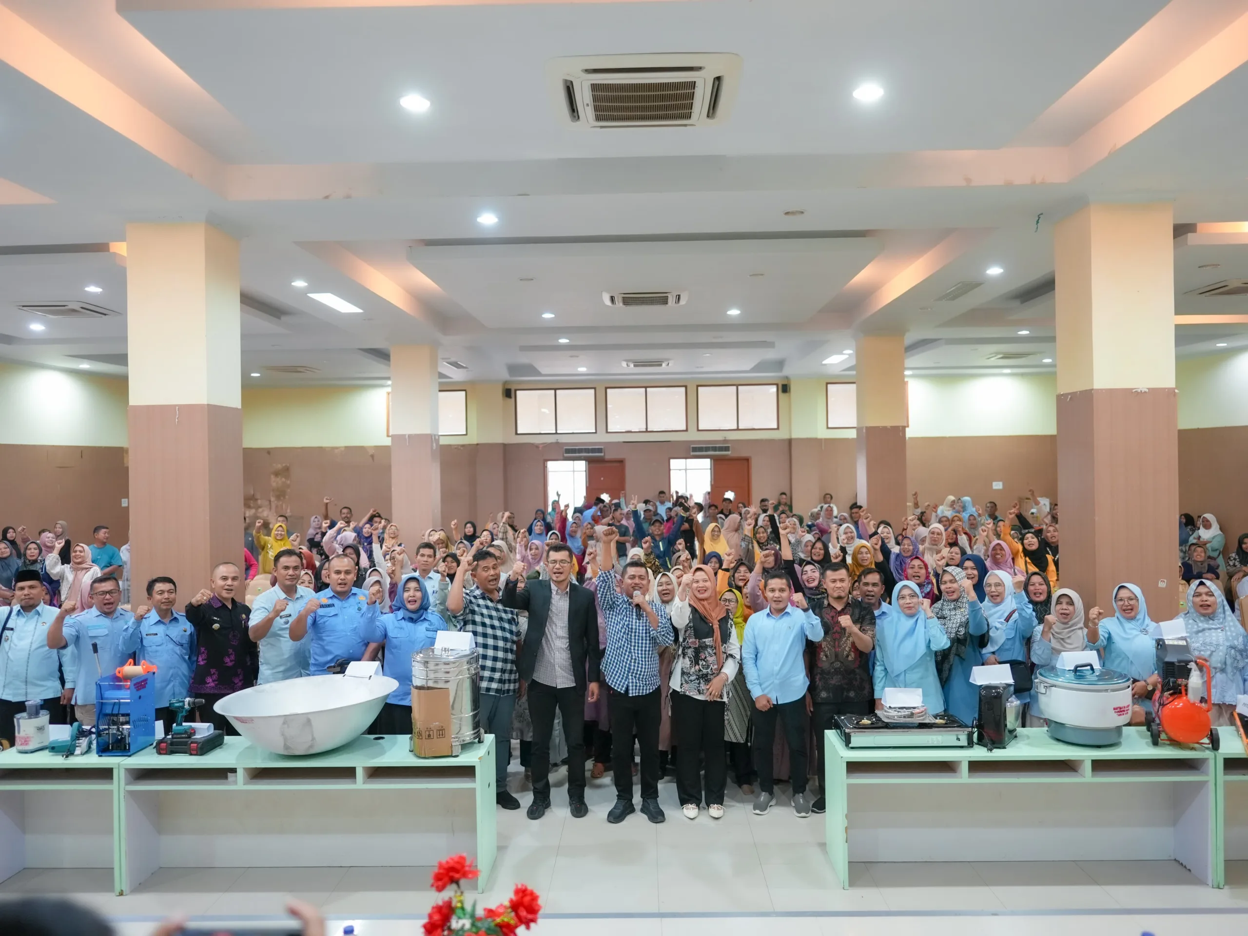 Bupati Solok Serahkan Secara Simbolis Bantuan Peralatan Bagi Pelaku UMKM Tahun 2025