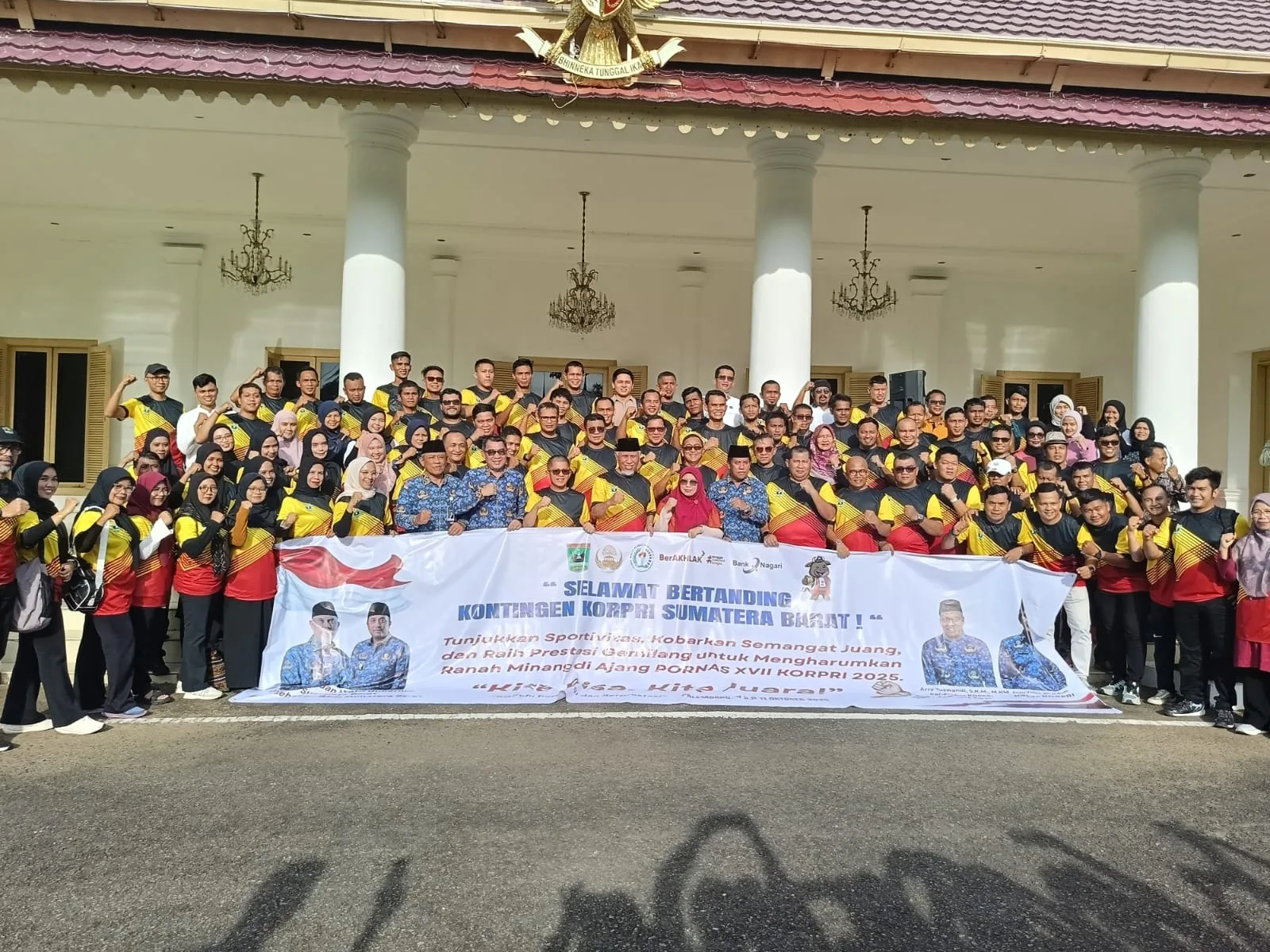 Gubernur Mahyeldi Lepas Kontingen Sumbar Menuju PORNAS KORPRI XVII 2025 di Palembang