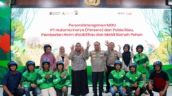 Kapolda Riau Irjen. Herry Heryawan Serahkan Helm Disabilitas untuk Keselamatan Inklusif