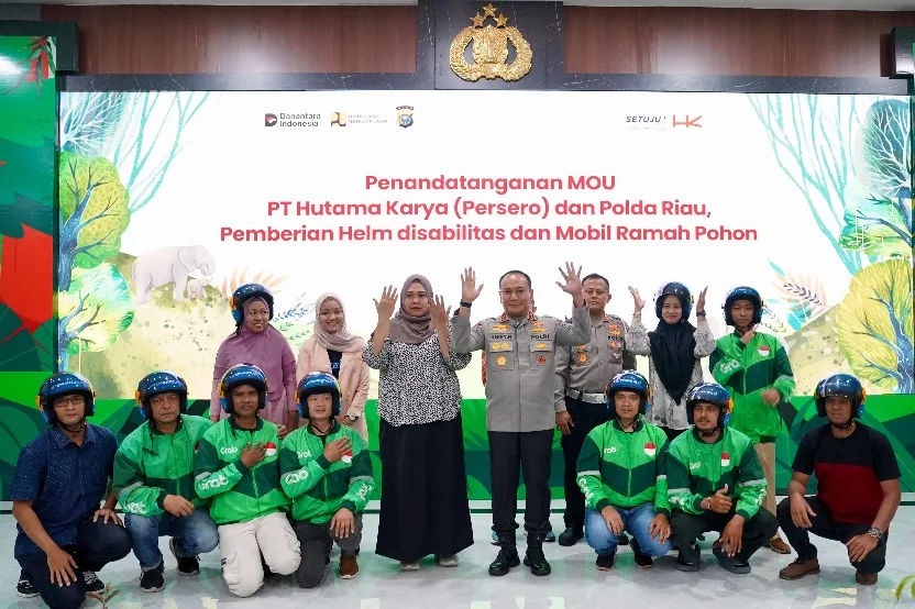 Kapolda Riau Irjen. Herry Heryawan Serahkan Helm Disabilitas untuk Keselamatan Inklusif