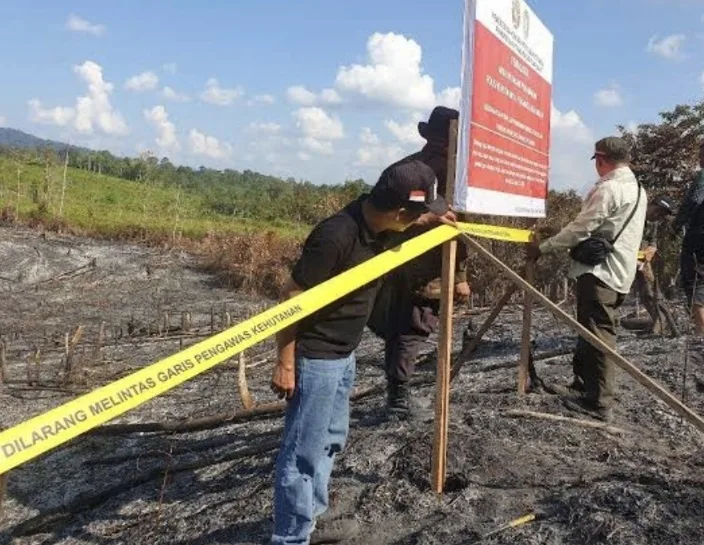 Cegah Karhutla di Riau, Pemda dan Jajaran Forkompinda Bagikan Plang Larangan Aktivitas di Area Karhutla