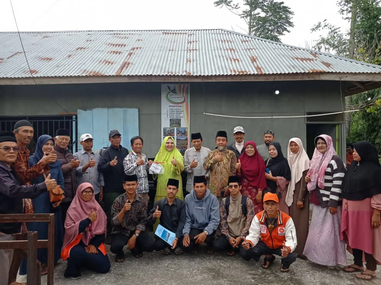 Nevi Zuairina Serahkan Bantuan Bentor untuk Perkuat Pengelolaan Sampah di Agam