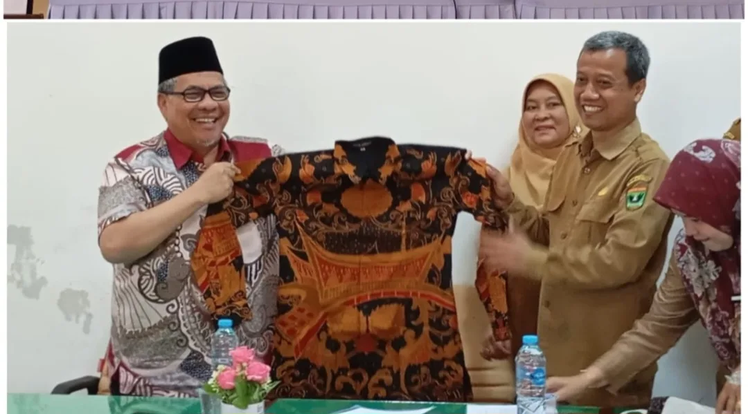 Wujudkan Aspirasi Sari Dinas Pendidikan dan Guru, Ketua DPRD Sumbar Serahkan Baju Seragam Batik