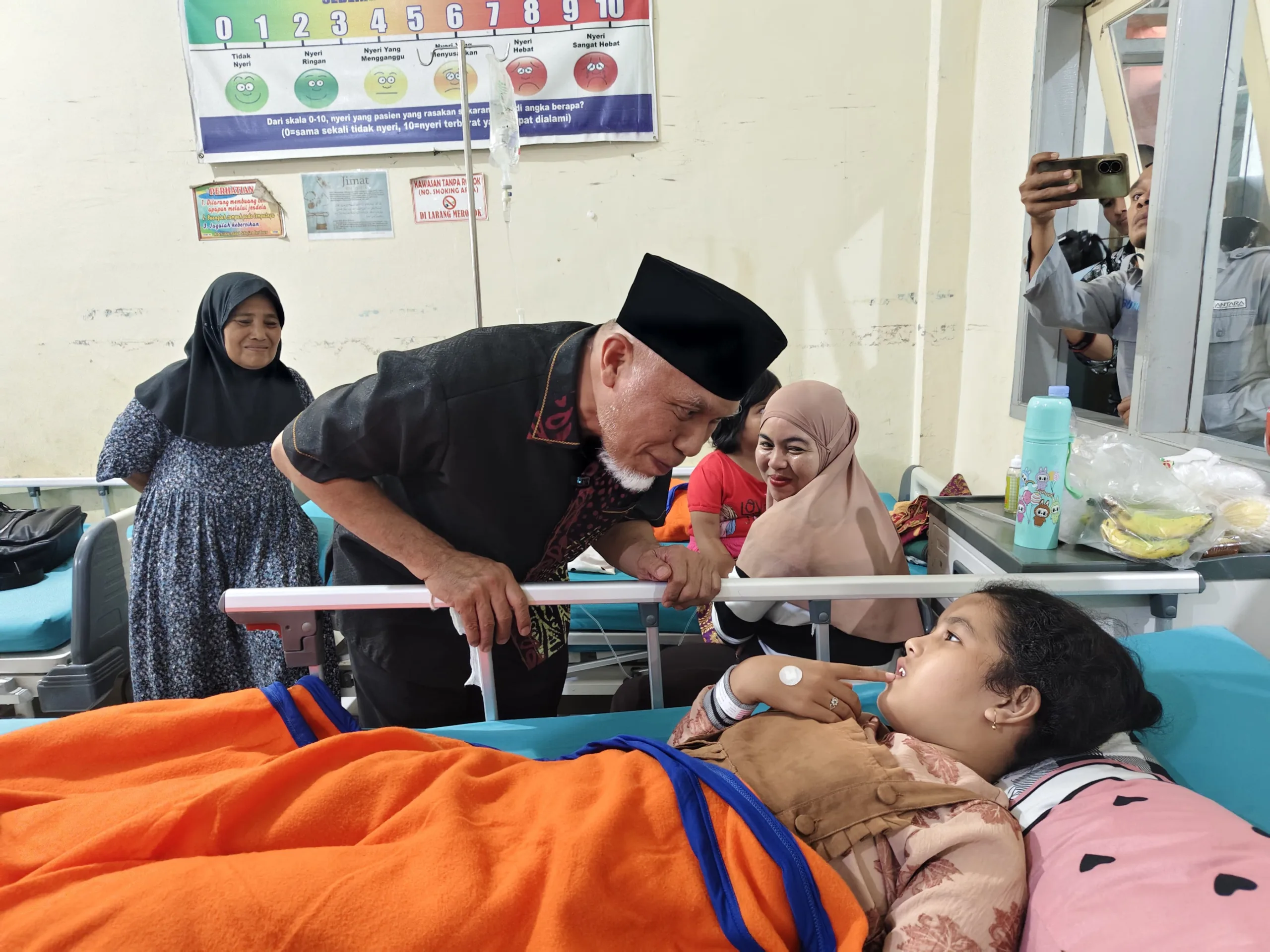 Gubernur Sumbar Tinjau Korban Keracunan MBG di Agam, 46 Siswa Ditangani RSUD Lubuk Basung