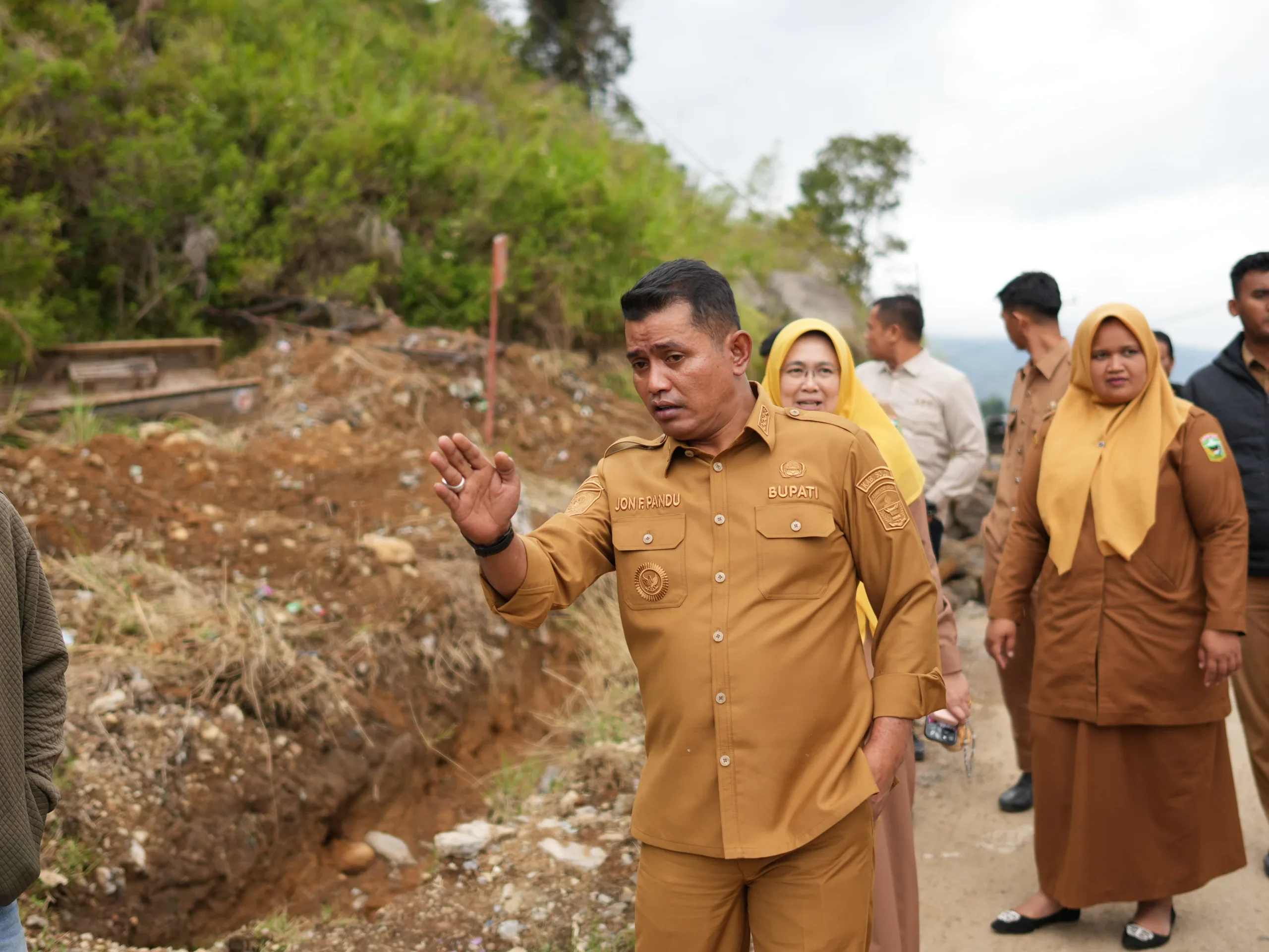 Usai Terima Laporan, Bupati Solok Tinjau Langsung Kondisi Jalan di Jorong Kampuang Dalam