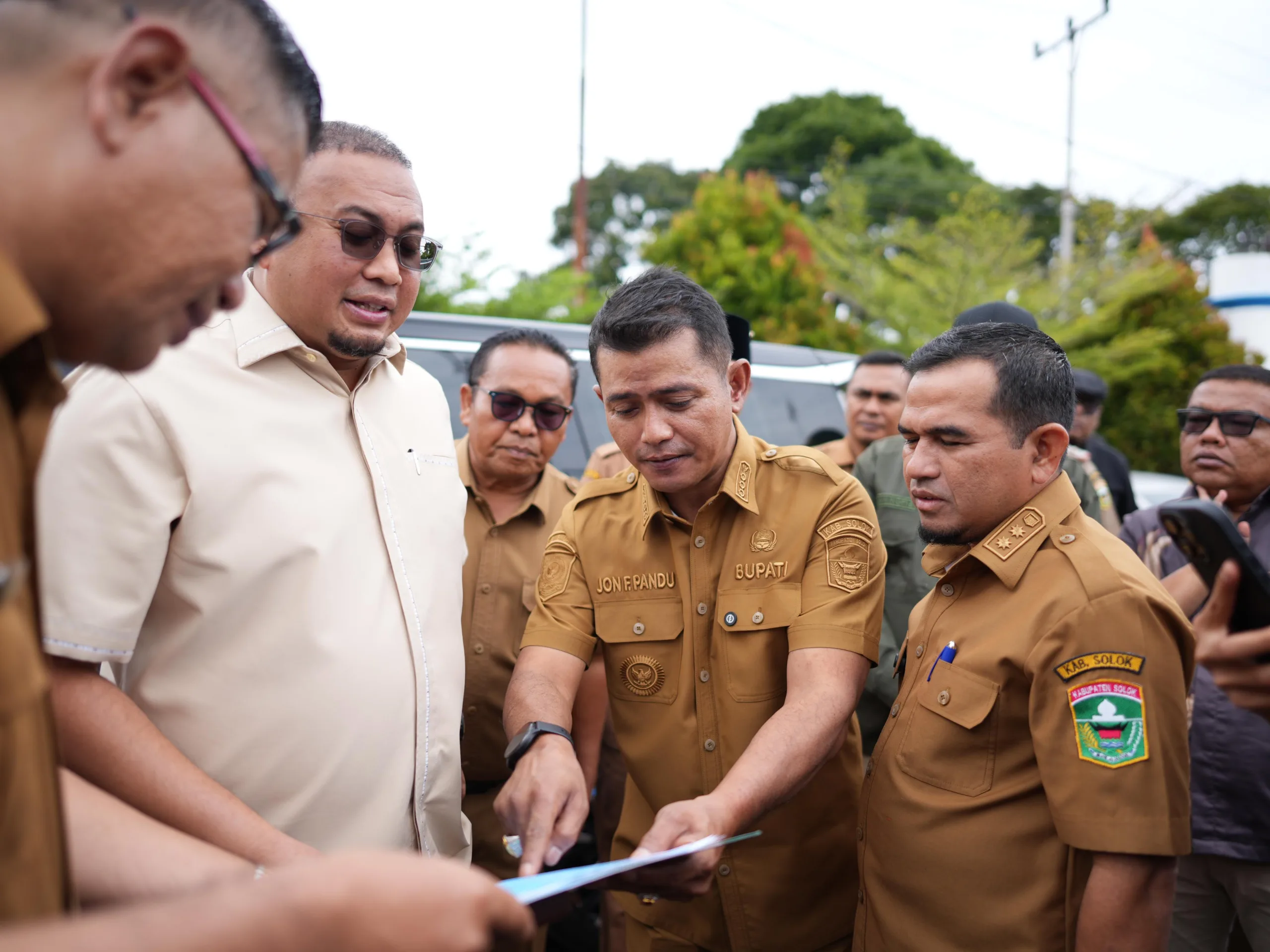 Bupati Solok dan Wakil Ketua Komisi VI DPR RI Tinjau Progres Pembangunan Jalan Nasional di Air Dingin