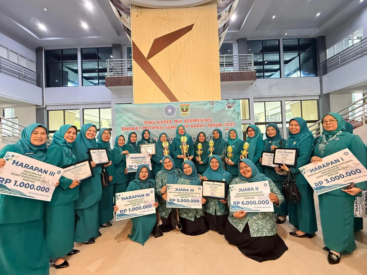 TP-PKK Kabupaten Solok Boyong Sejumlah Penghargaan pada Temu Kader PKK Beprestasi di Padang